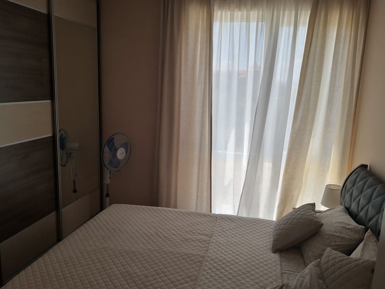 Prostorný apartmán se dvěma ložnicemi s výhledem na bazén a zahradu – plně zařízený v moderním komplexu na Slunečním pobřeží