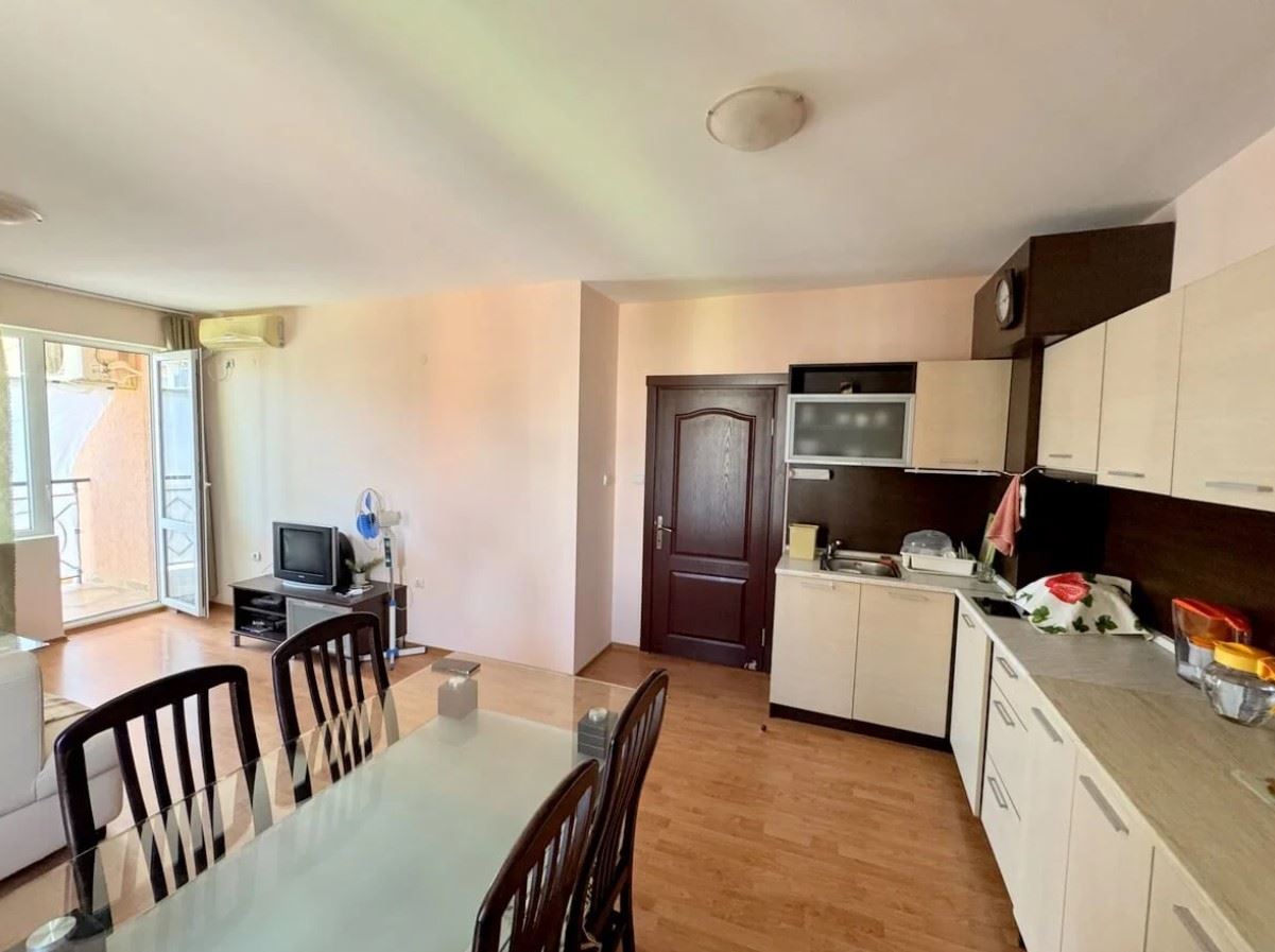 Prostorný apartmán s jednou ložnicí 200 metrů od moře v Ravdě – pohodlný domov u pobřeží