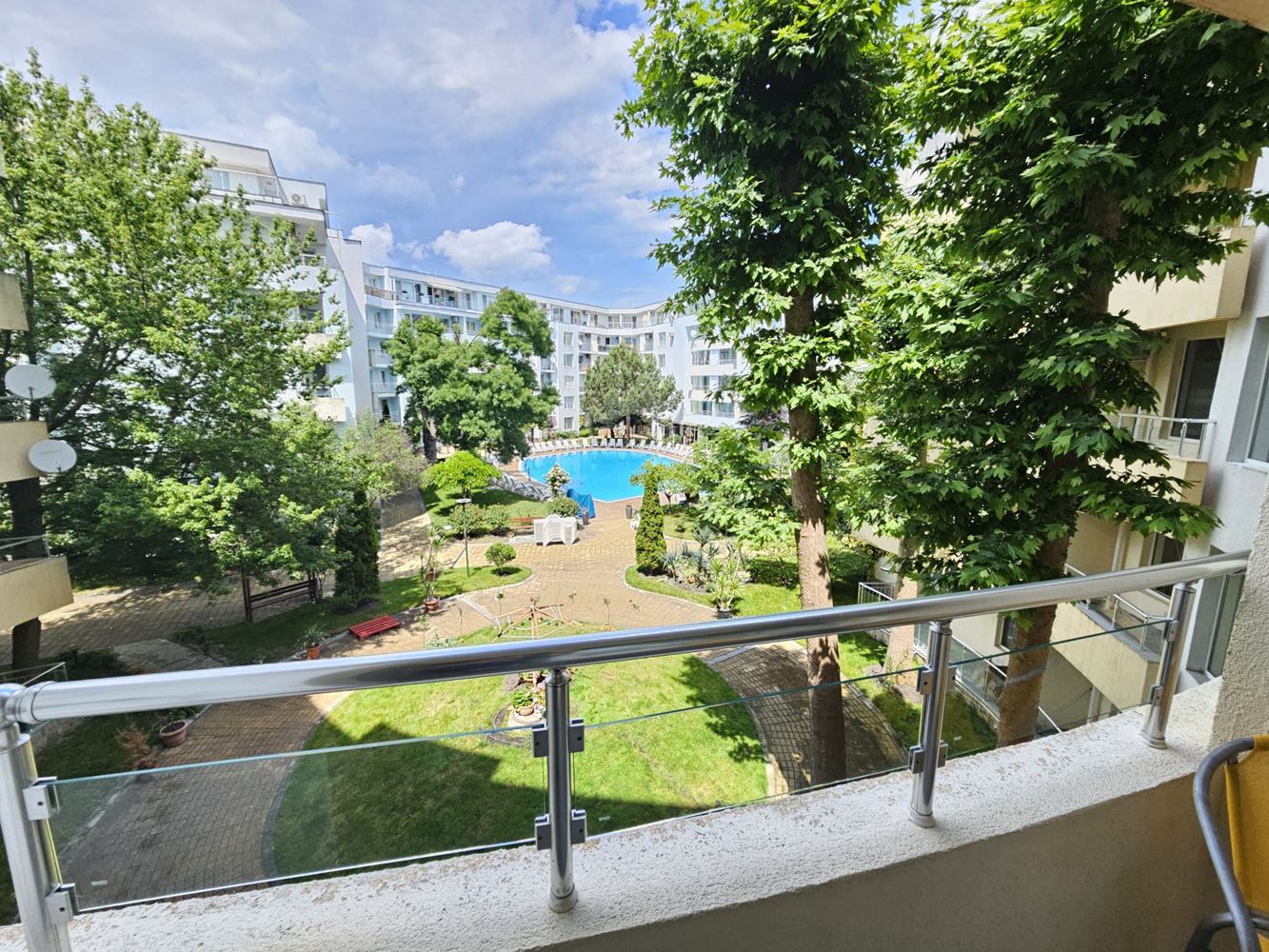 Pouhých 100 metrů od moře! Prostorný apartmán s jednou ložnicí s výhledem na bazén v jednom z nejžádanějších komplexů na Slunečném pobřeží