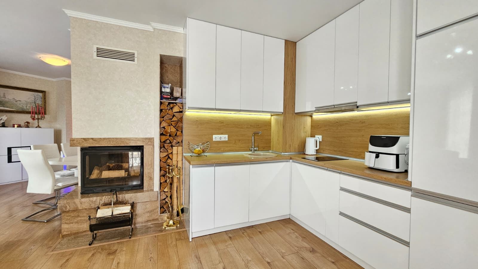Prostorný penthouse s panoramatickou terasou a saunou v moderním rezidenčním komplexu v Slunečné pobřeží