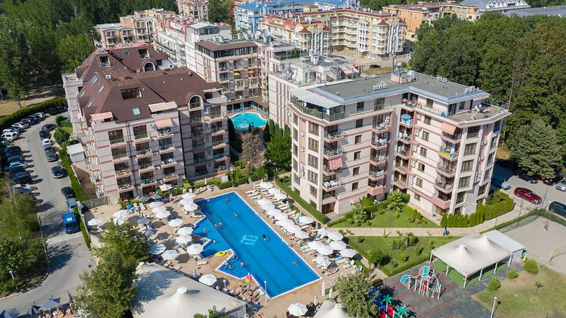 Útulný 2+kk apartmán s výhledem na bazén a zeleň v skvělém komplexu ve Slunečném pobřeží