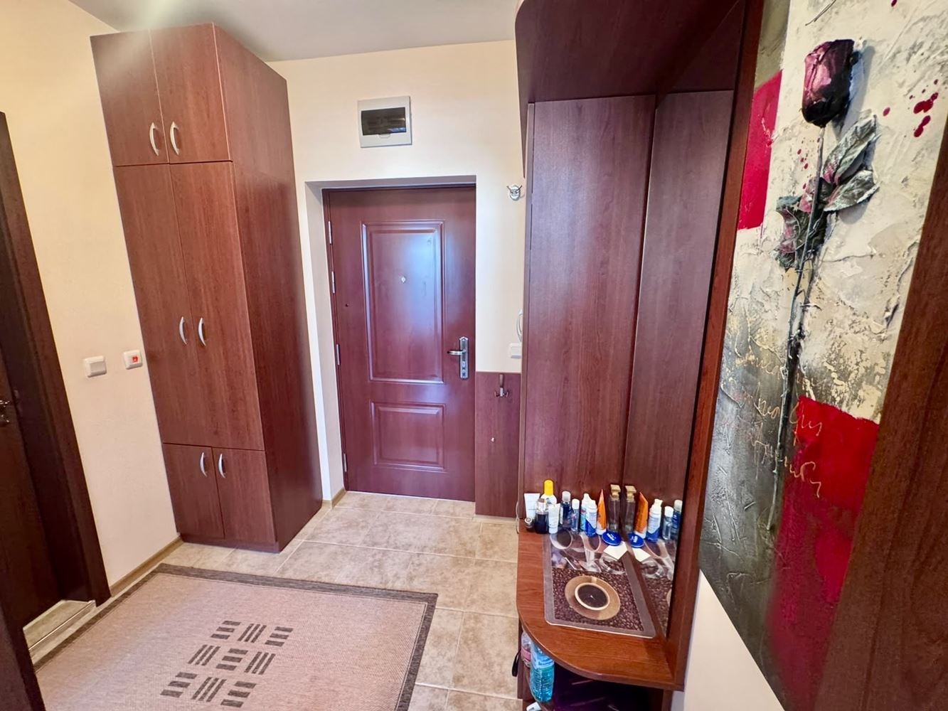 Komfortní apartmán s jednou ložnicí, prostornou terasou a výhledem na bazén v luxusním komplexu v Nesebaru