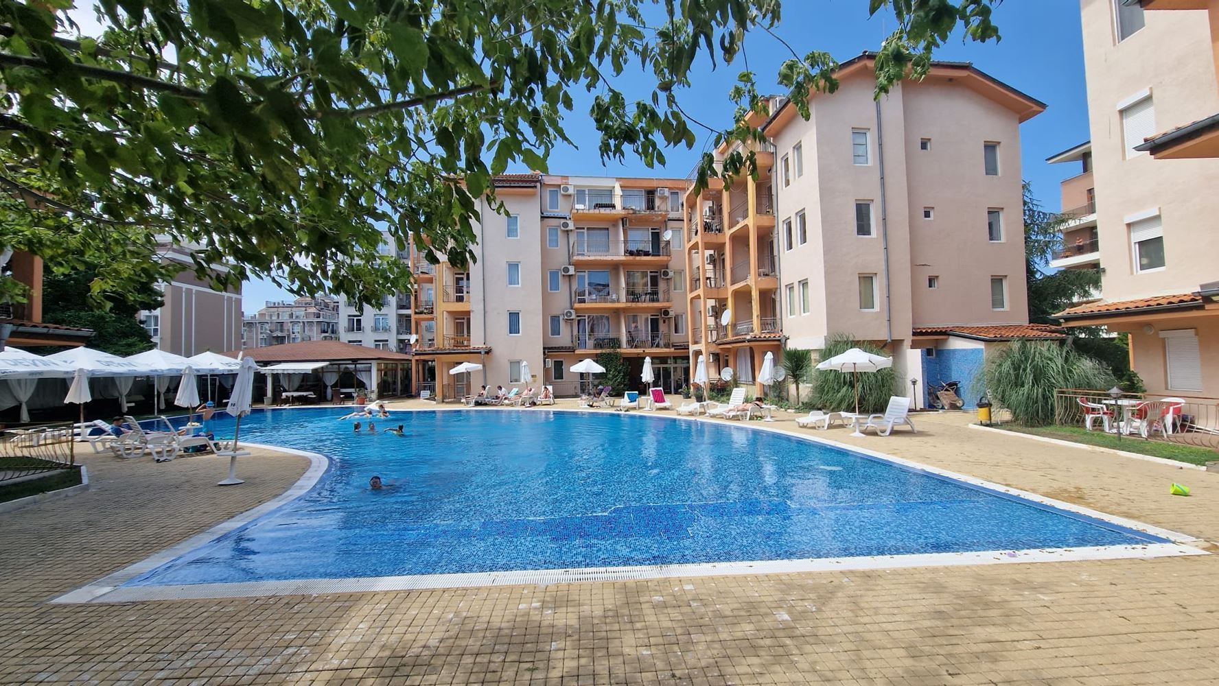 Apartmán se dvěma ložnicemi, jižní orientací a výhledem na bazén v Slunečném pobřeží