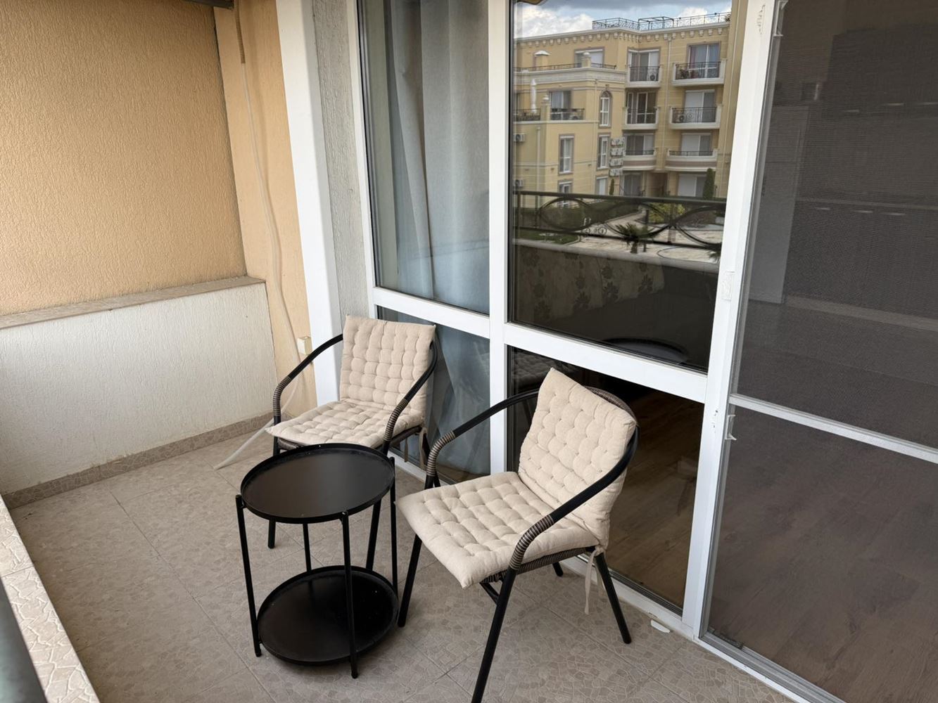 Stylový byt s jednou ložnicí v moderním komplexu v Ravdě – výborná investice blízko moře