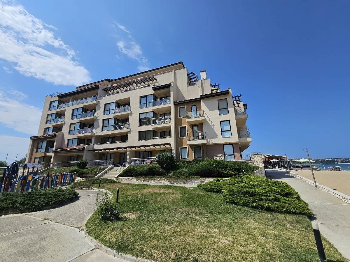 Luxusní apartmán se třemi ložnicemi na první linii u moře v Obzoru – panoramatický výhled na moře a hory