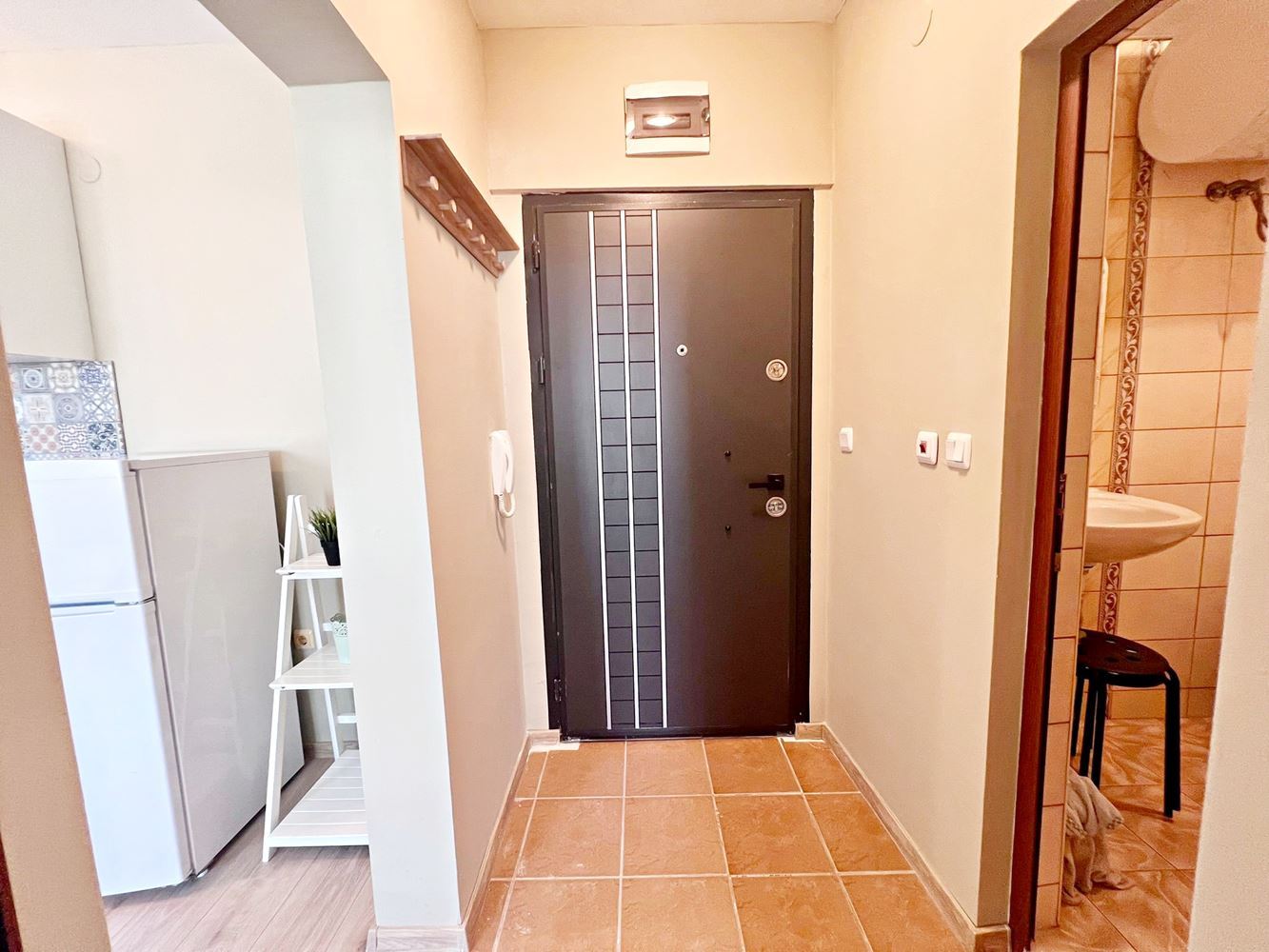 Stylový byt s jednou ložnicí s nízkým poplatkem za údržbu ve výborném komplexu na Slunečném pobřeží – připraven k nastěhování nebo investici