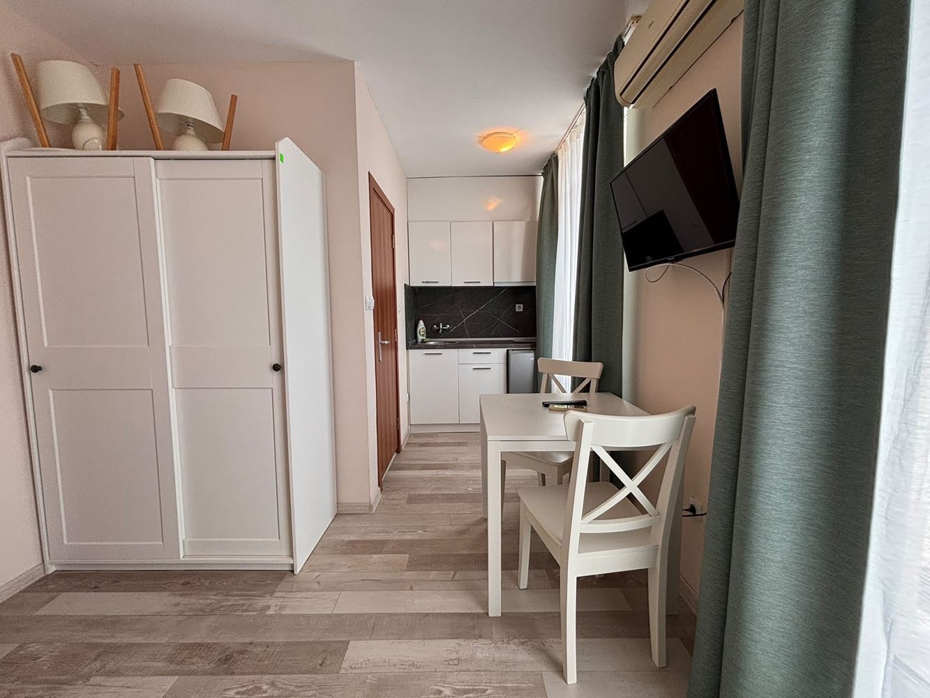 Zařízené studio s panoramatickou terasou a výhledem na bazén ve Slunečném pobřeží – komfort a SPA vybavení po celý rok