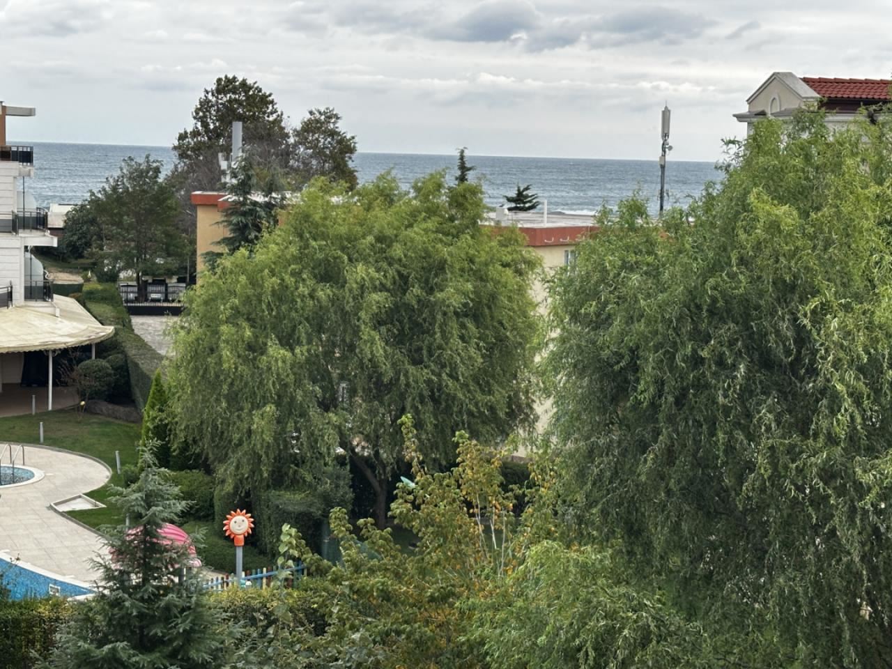 Mořské panorama a pobřežní kouzlo – zařízený byt s jednou ložnicí v první linii u moře v Sozopolu