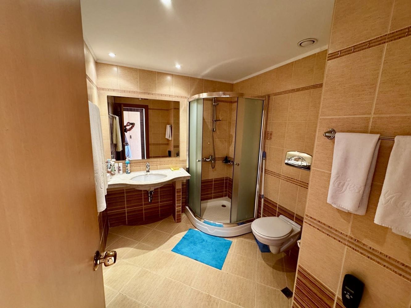 Prostorný apartmán s jednou ložnicí, velkou terasou a panoramatickým výhledem na moře