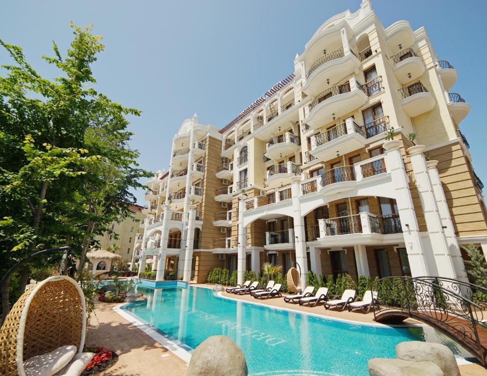 Atraktivní apartmán s jednou ložnicí obklopený zelení v klubovém komplexu v Sunny Beach