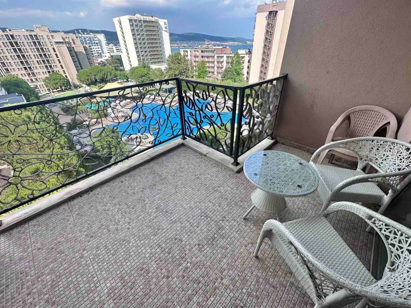Luxusní apartmán s jednou ložnicí a panoramatickým výhledem na moře v prestižním komplexu na Slunečném pobřeží