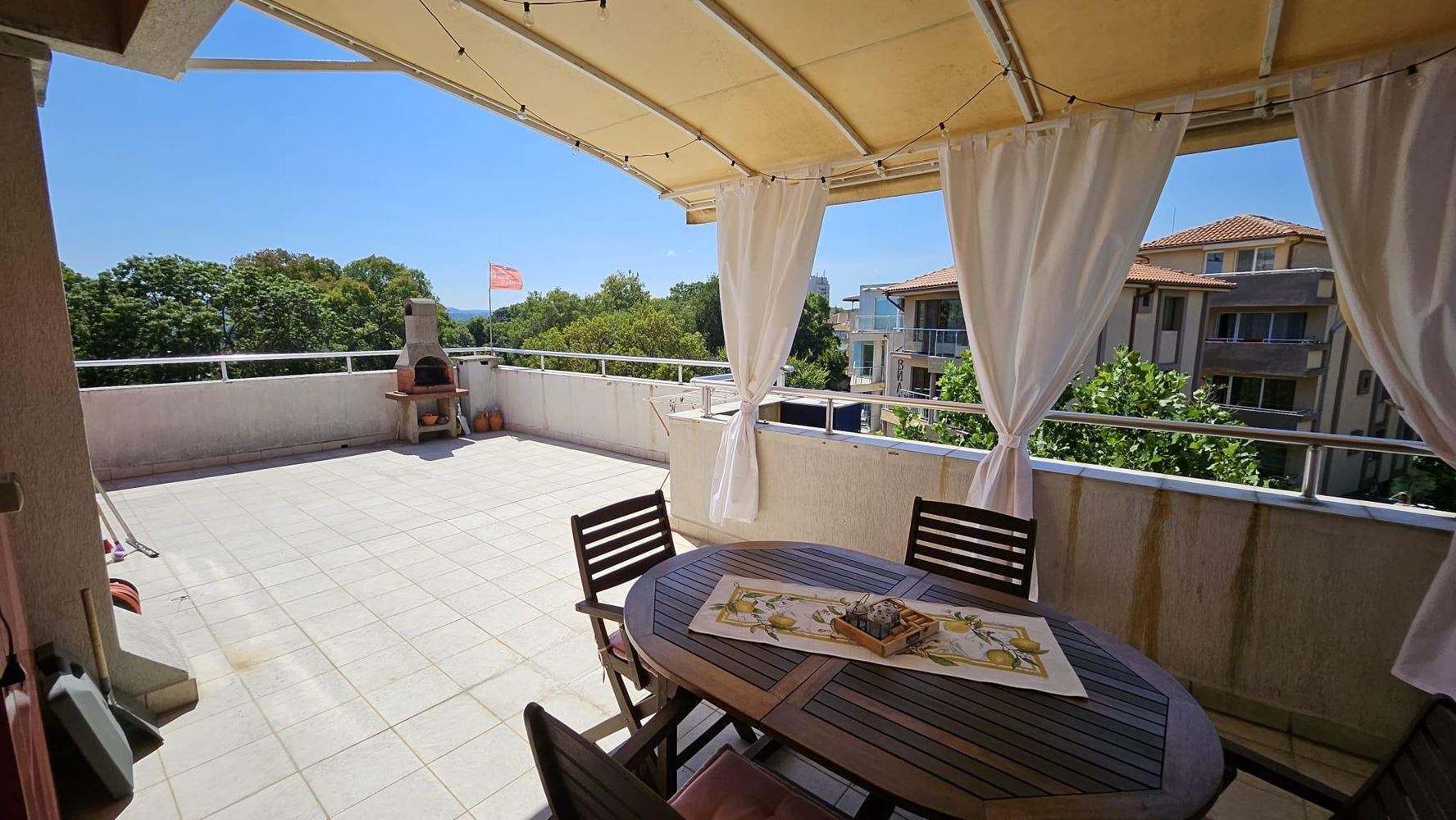 Apartmán se dvěma ložnicemi v první linii u moře v Kitenu s panoramatickým výhledem na moře a působivými terasami