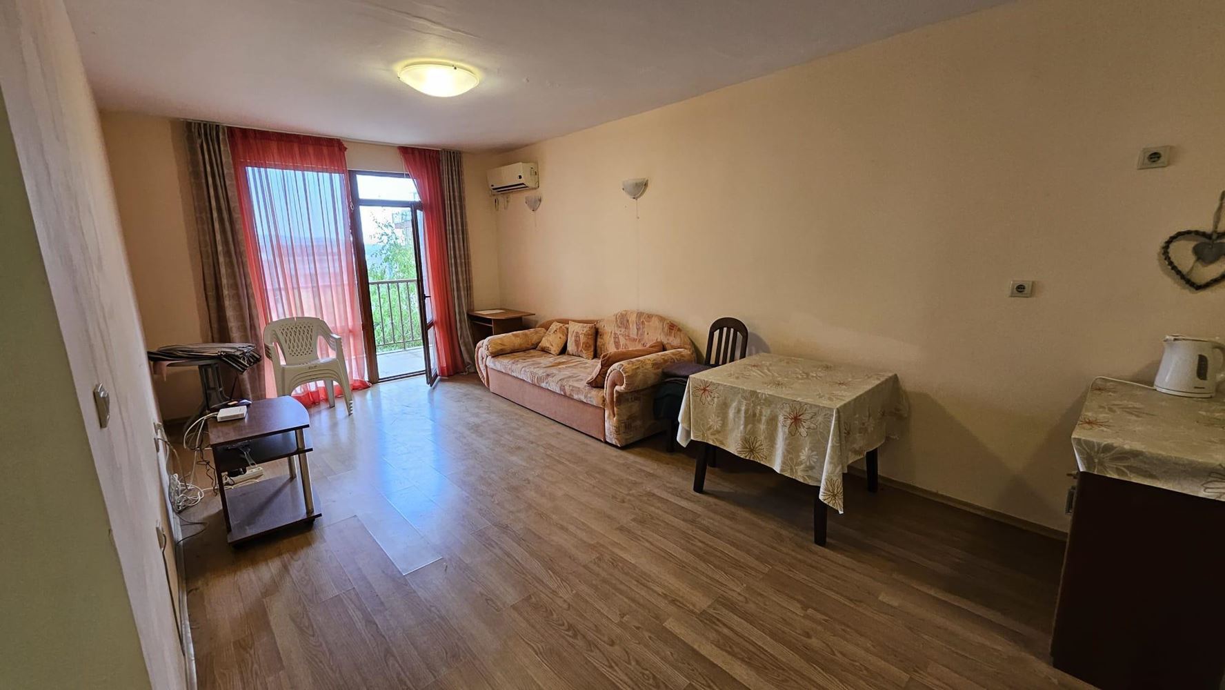 Prostorný apartmán se dvěma ložnicemi v Primorsku – komfort, klid a nízký poplatek za údržbu