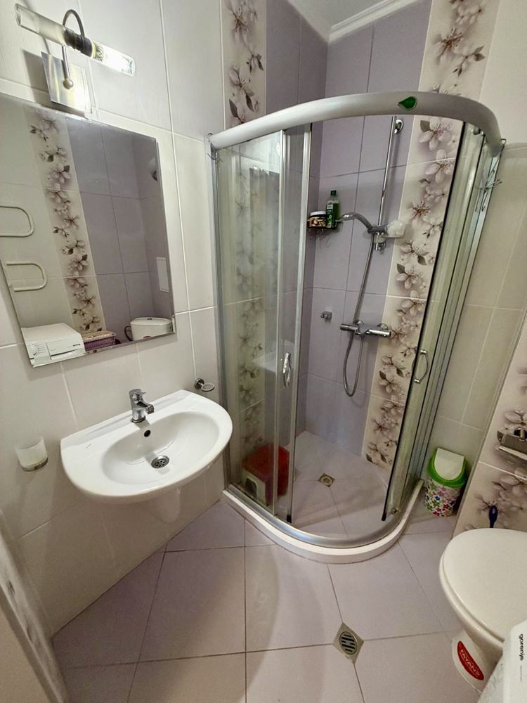 Sarafovo – prostorný apartmán s jednou ložnicí, Aktem 16, minimálním poplatkem za údržbu a kompletním vybavením