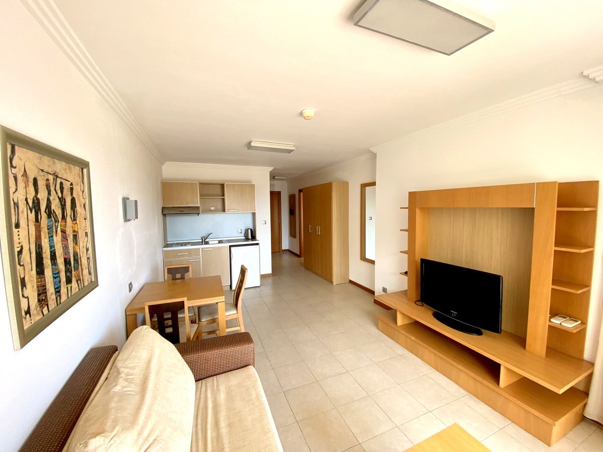 Dvoupokojový byt (s jednou ložnicí) v první linii u moře v Ravda – luxus, příroda a výhled na bazén