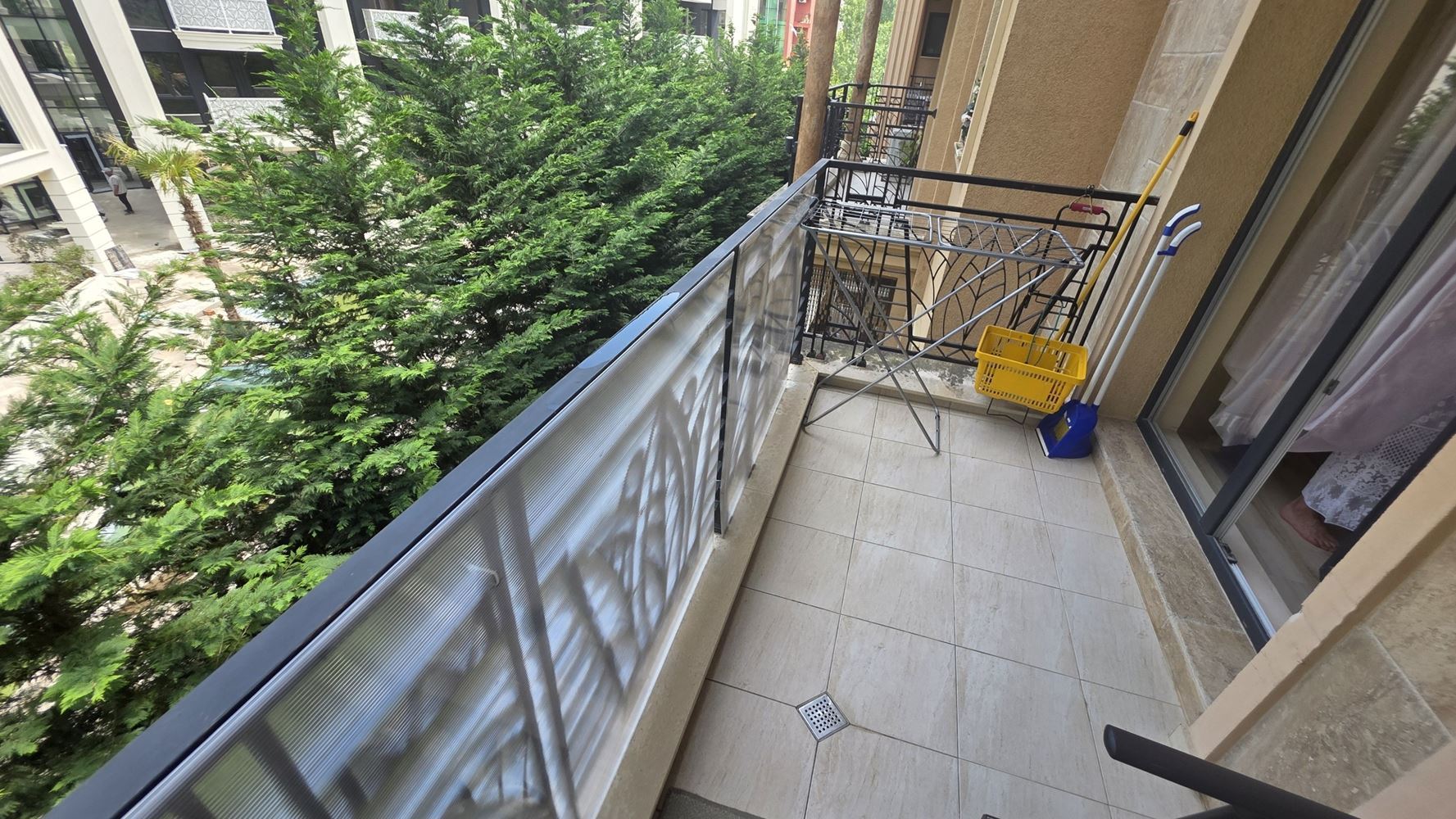 Apartmán s jednou ložnicí obklopený zelení a komfortem na Slunečném pobřeží – skvělá investice a útulný rekreační domov