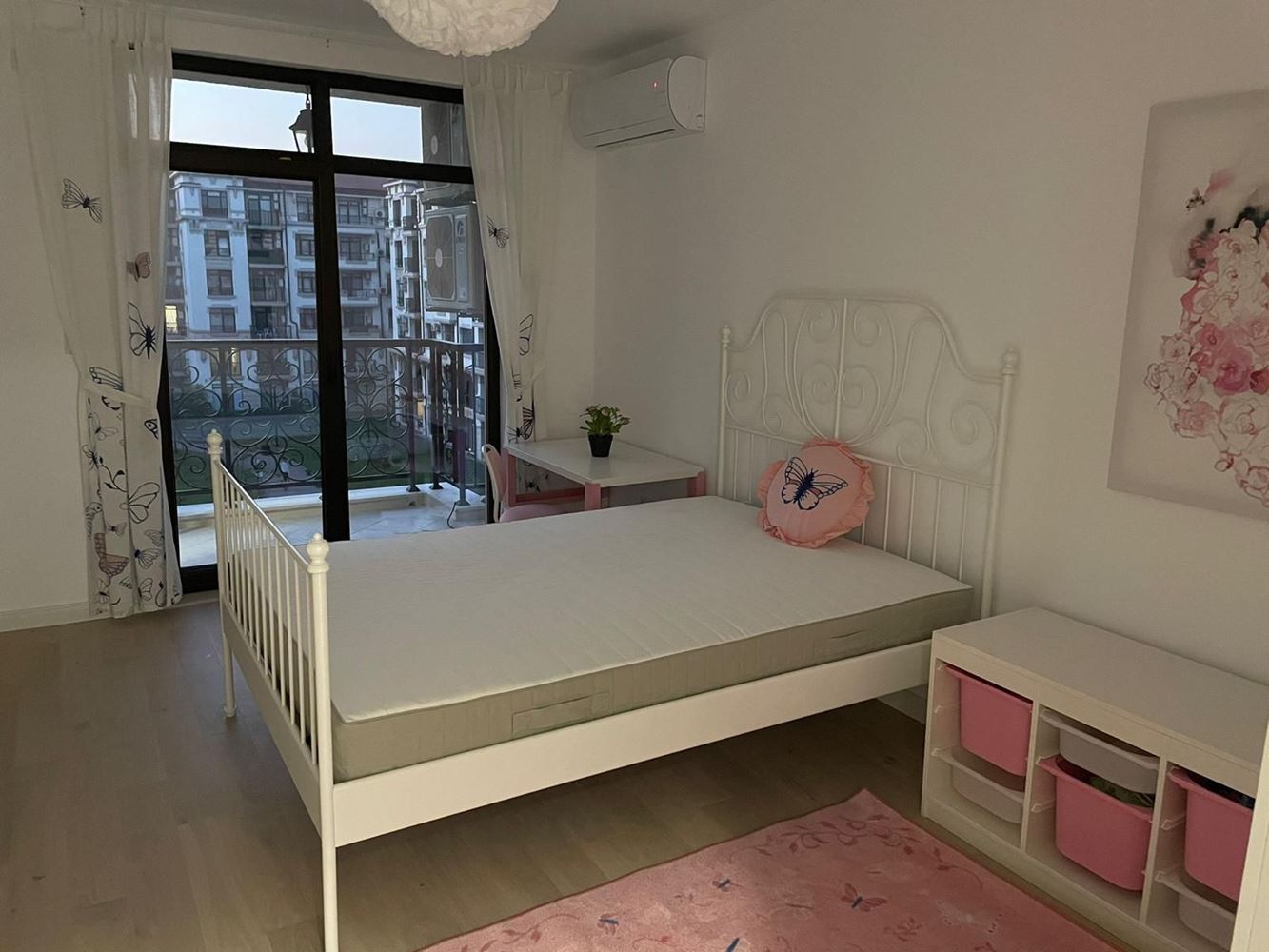 Prostorný pětipokojový apartmán s výhledem na moře v Pomorie – komfort, styl a funkčnost pro velkou rodinu
