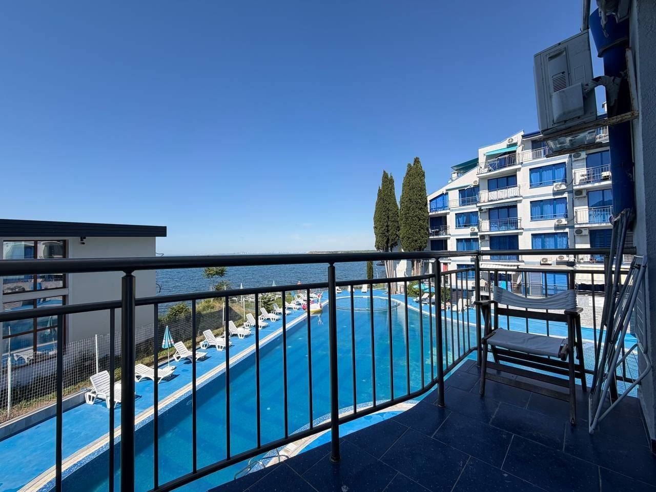 Apartmán s jednou ložnicí v první linii u moře v Pomorie – panoramatický výhled na moře a bazén