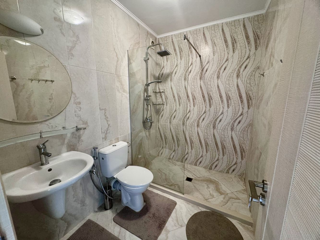 Prostorný třípokojový apartmán s panoramatickým výhledem na moře v prestižním komplexu v Nesebaru – komfort, prostor a působivé výhledy