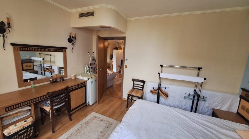 Dvoupokojový apartmán v první linii v Elenite s výhledem na moře a vysokým investičním potenciálem