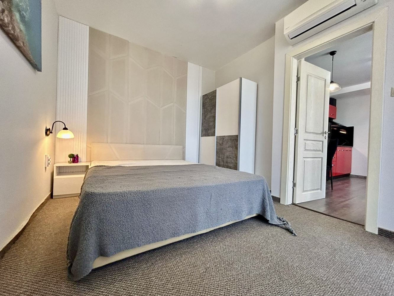 Apartmán s jednou ložnicí a dvěma prostornými terasami ve Slunečném pobřeží – plně zařízený a připravený k užívání