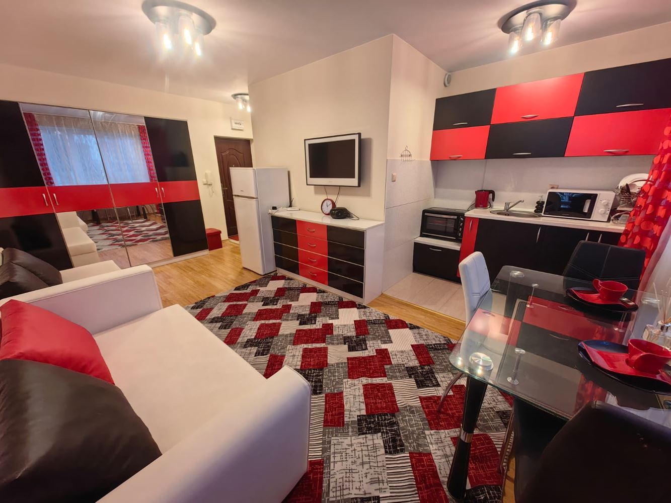 Luxusní nabídka v Ravdě – studio se skvělou polohou a komfortem v uzavřeném komplexu s bazénem