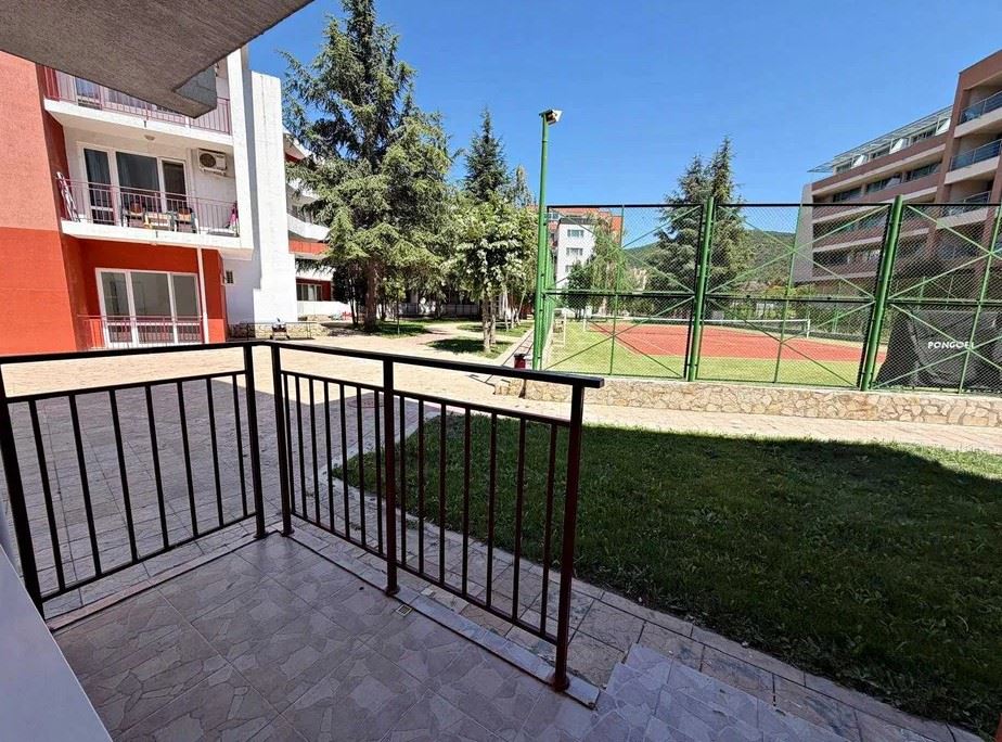 Apartmán v první linii u moře v Elenite – kompletní rekonstrukce, elektřina pro běžné bydlení a přímý přístup na pláž