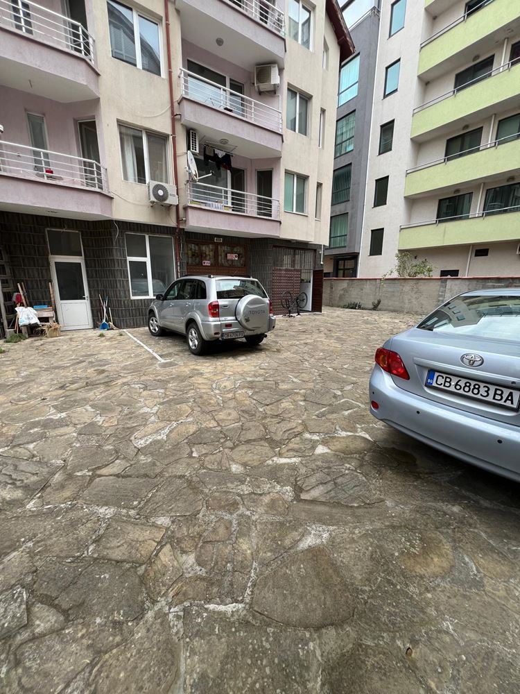 Jedinečný dvoupokojový apartmán v samém centru Pomorie – pouhých 100 metrů od pláže!