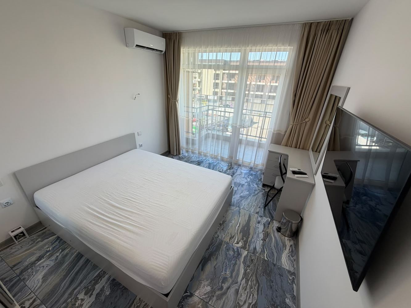 Prostorný apartmán se dvěma ložnicemi a výhledem na bazén v Slunečném pobřeží – vynikající volba pro rodinu a investici