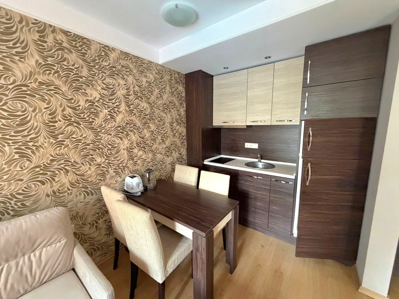 Dvouložnicový apartmán s výhledem na bazén v celoročním komplexu v srdci Slunečného pobřeží
