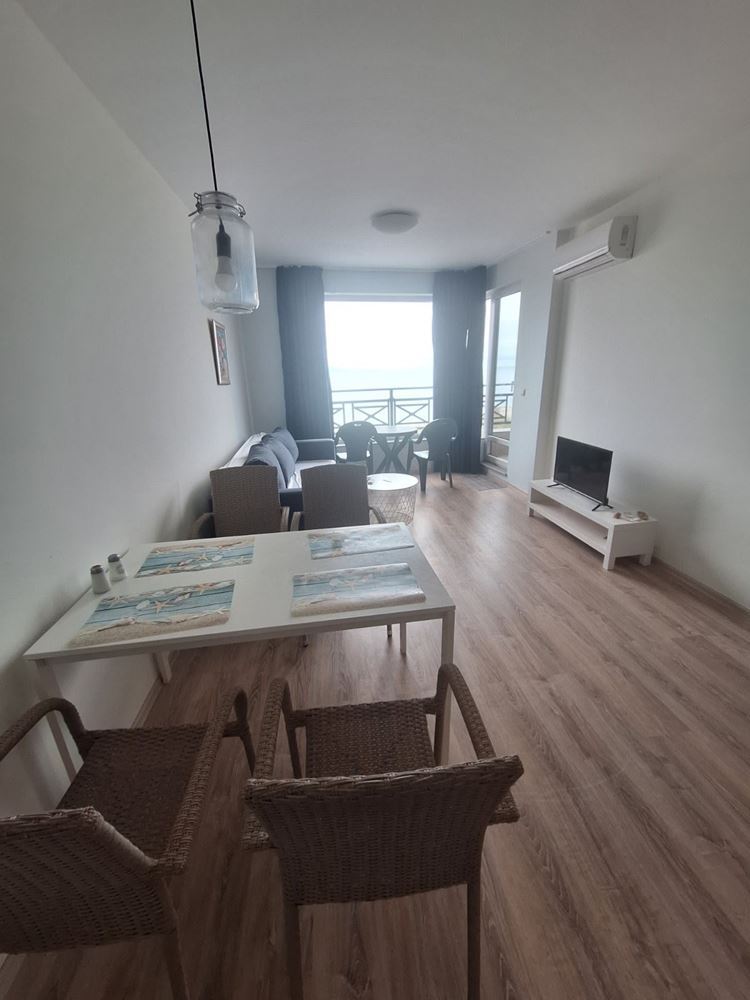 Byt 2+1 v první linii u moře s panoramatickým výhledem a prostornou terasou
