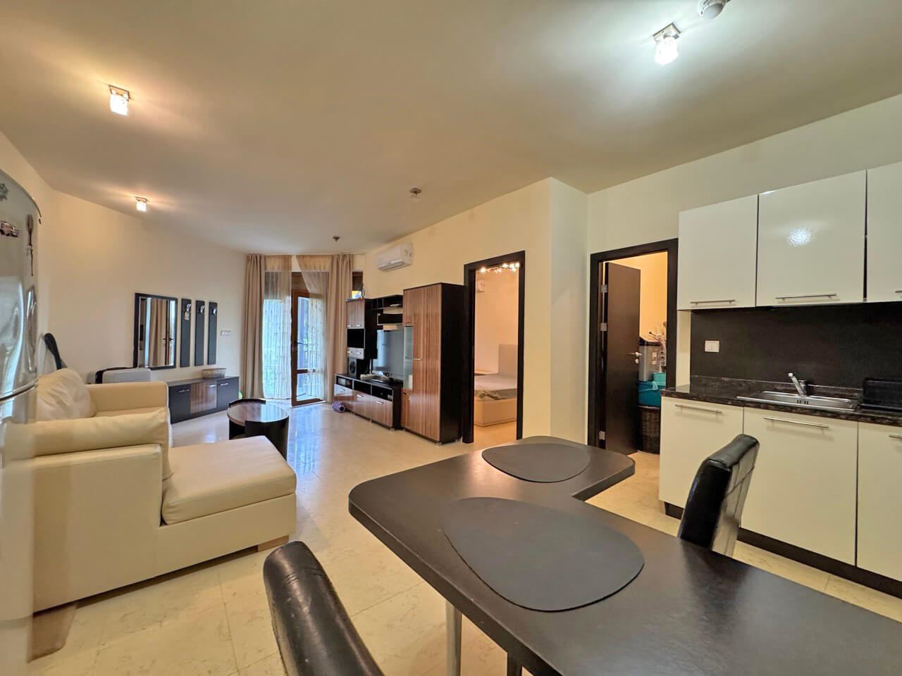 Elegantní apartmán s jednou ložnicí na první linii u moře ve Sveti Vlas s přímým vstupem do zahrady a k bazénu