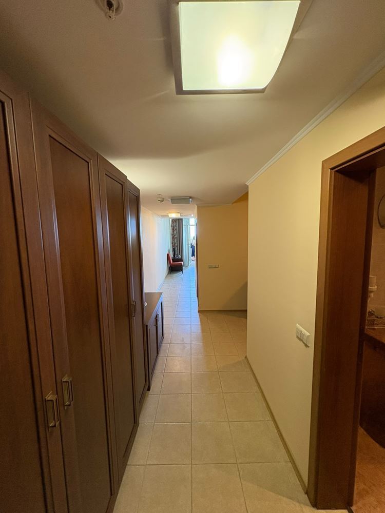 Luxusní apartmán s jednou ložnicí s výhledem na moře v první linii v Pomorie – prestižní nemovitost s jedinečným vybavením