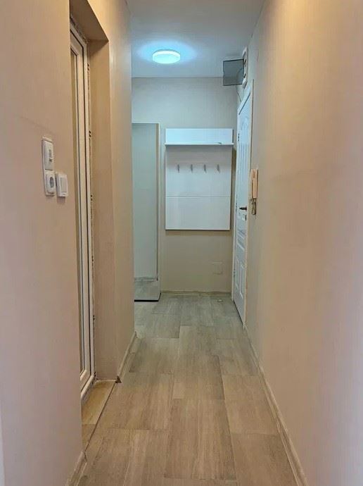 Apartmán v první linii u moře v Elenite – kompletní rekonstrukce, elektřina pro běžné bydlení a přímý přístup na pláž