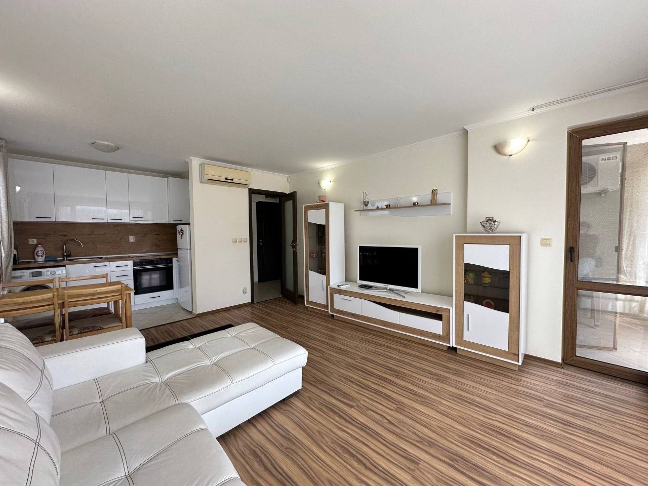 Dvoupokojový apartmán v Sunny Beach – plně zařízená nemovitost s výbornou lokalitou a celoroční infrastrukturou