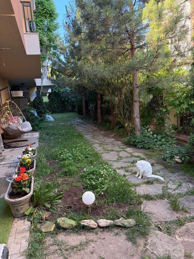 Prostorný apartmán se dvěma ložnicemi a vlastní zahrádkou pouhých 100 metrů od pláže v Nesebaru