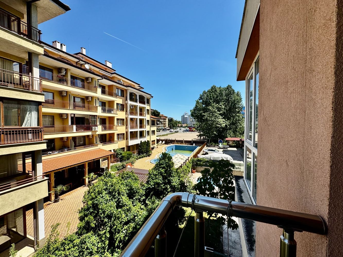 Objevte svůj nový domov u moře - apartmán se dvěma ložnicemi v centrální části Slunečného pobřeží