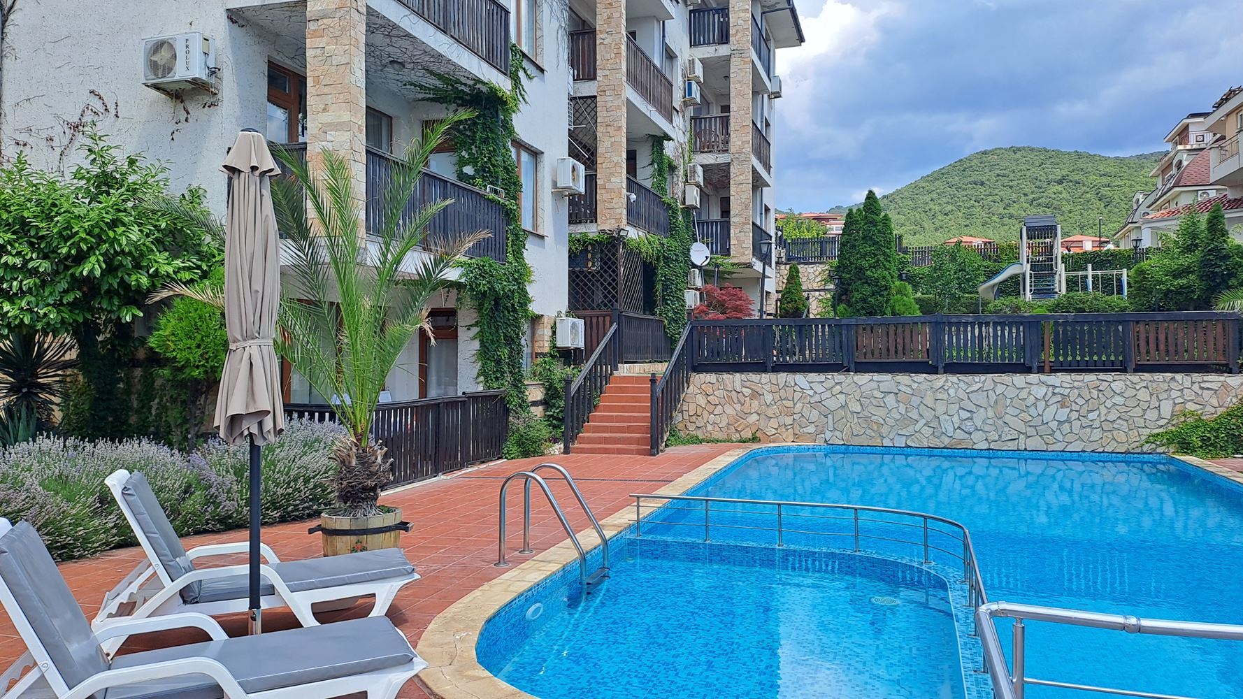 Luxusní apartmán se dvěma ložnicemi v první linii u moře ve Svatém Vlasu – jedinečná mořská atmosféra a prestižní komfort