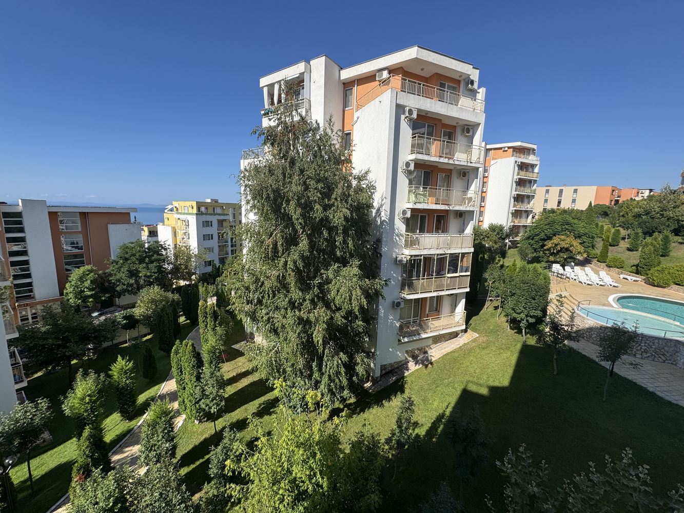 Prostorné studio ve Sveti Vlas s krásným výhledem na bazén – výborná investice u moře