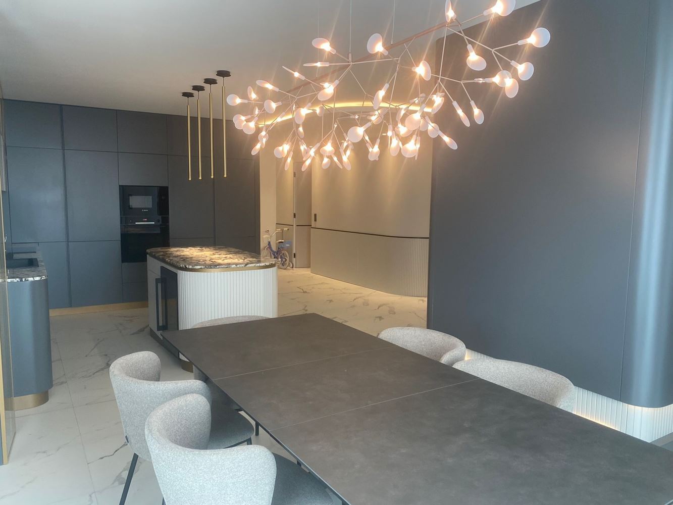 Elegantní a prostorný třípokojový apartmán v první linii u moře v Nesebaru – panoramatický výhled na moře a prémiový komfort