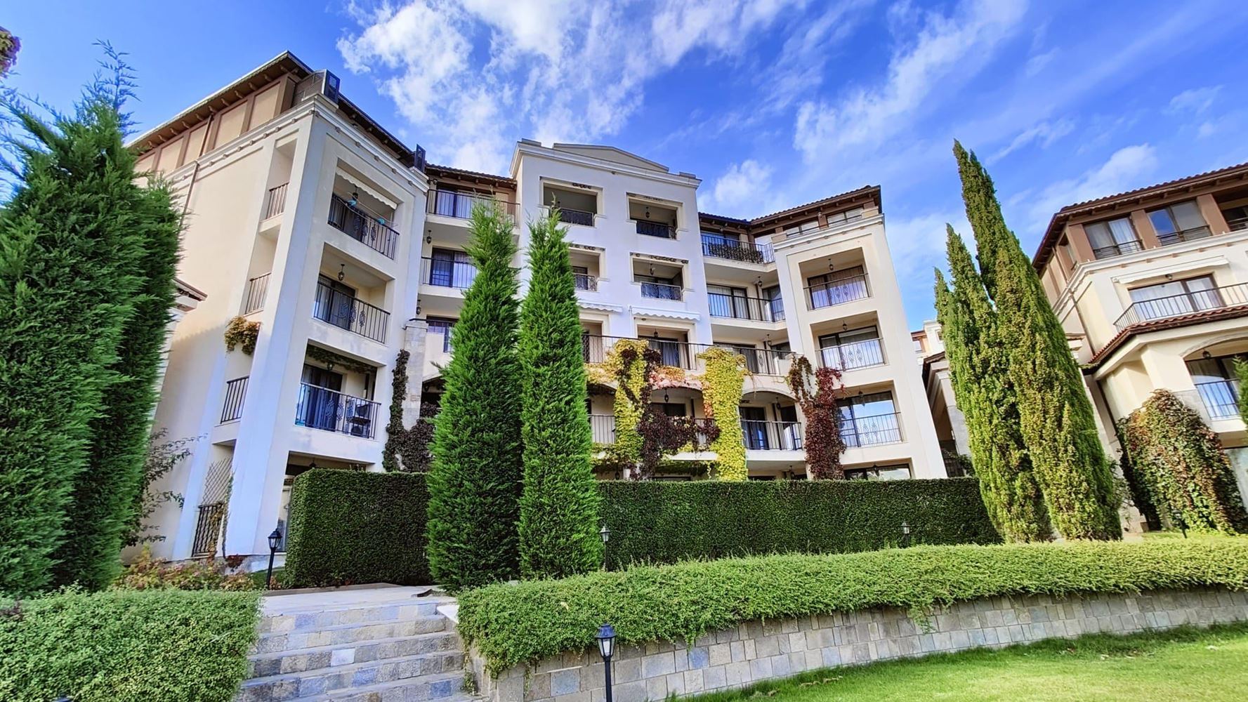 Byt se dvěma ložnicemi a prostornou verandou v luxusním komplexu v Kavatsi, Sozopol