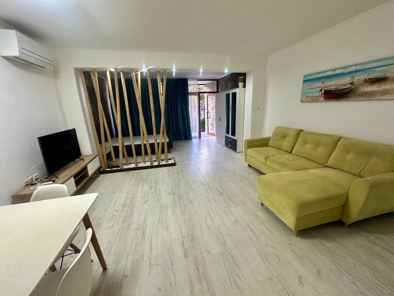 Prostorné studio v přízemí s terasou a možností přeměny na byt s jednou ložnicí – pouze 300 m od moře