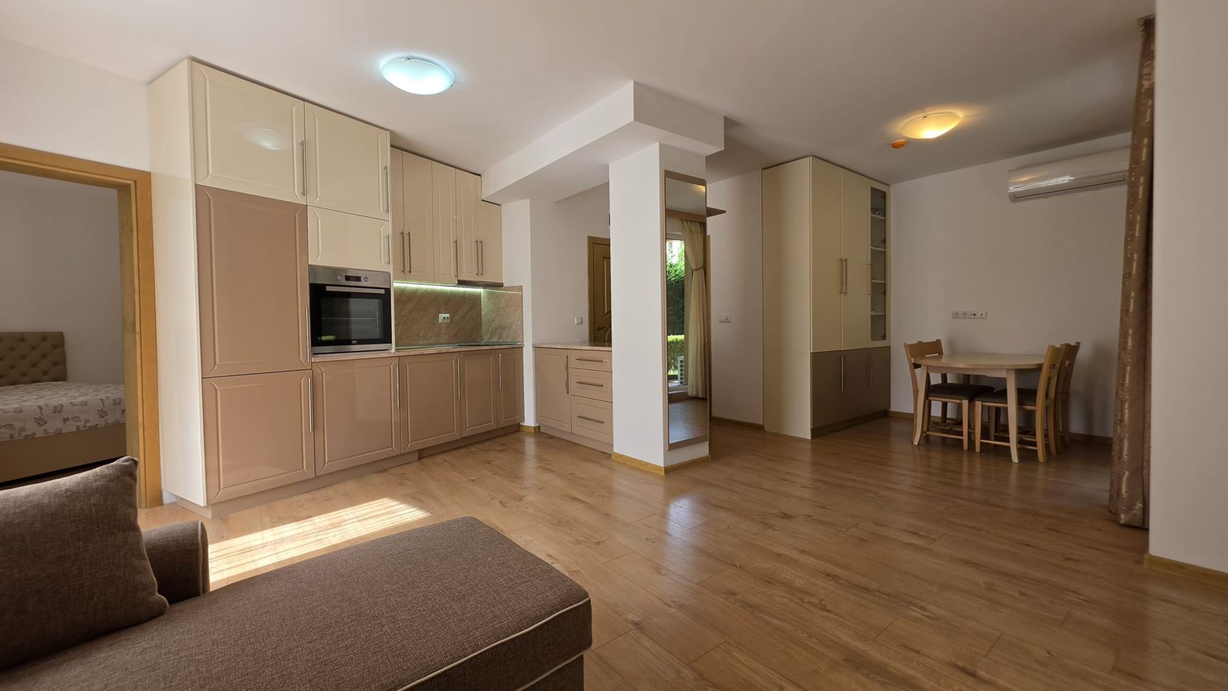 Stylový apartmán s jednou ložnicí, funkční dispozicí, komfortem a klidnou atmosférou letoviska