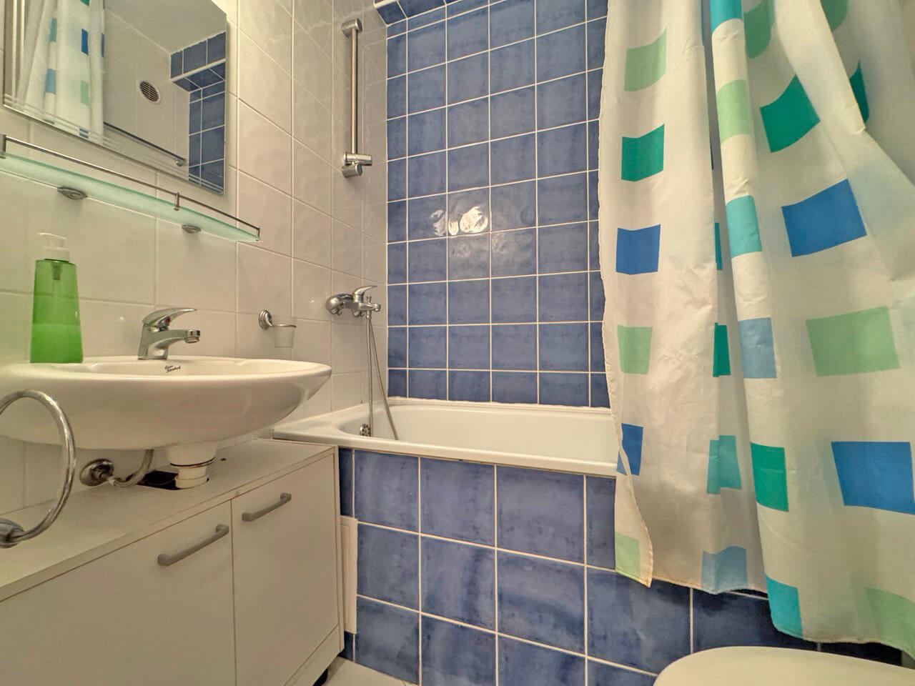 Slunečný břeh: komfortní přízemní studio s balkonem v komplexu s bazénem a ostrahou