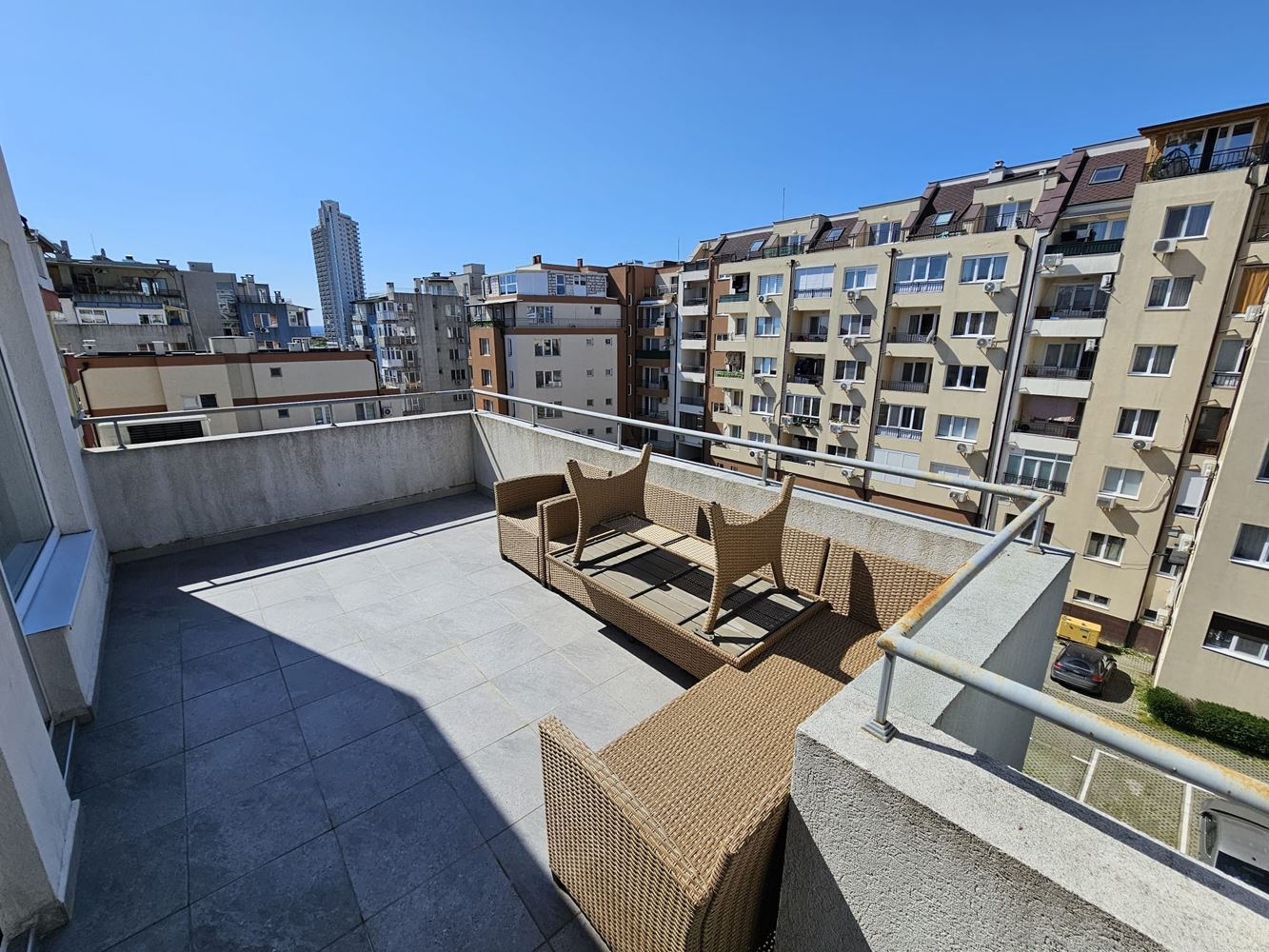 Prostorný a světlý byt se dvěma ložnicemi a dvěma velkými terasami v Meden Rudnik – ideální pro rodinu nebo investici