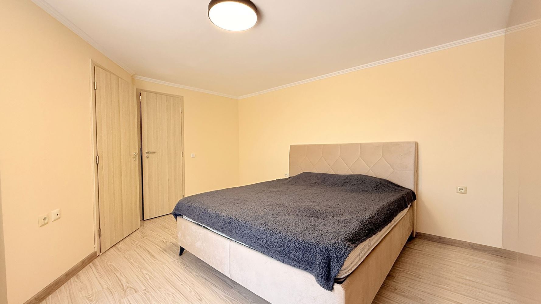 Luxusní mezonet se třemi ložnicemi v srdci Slunečného Pobřeží – prostor, styl a komfort na dvou úrovních