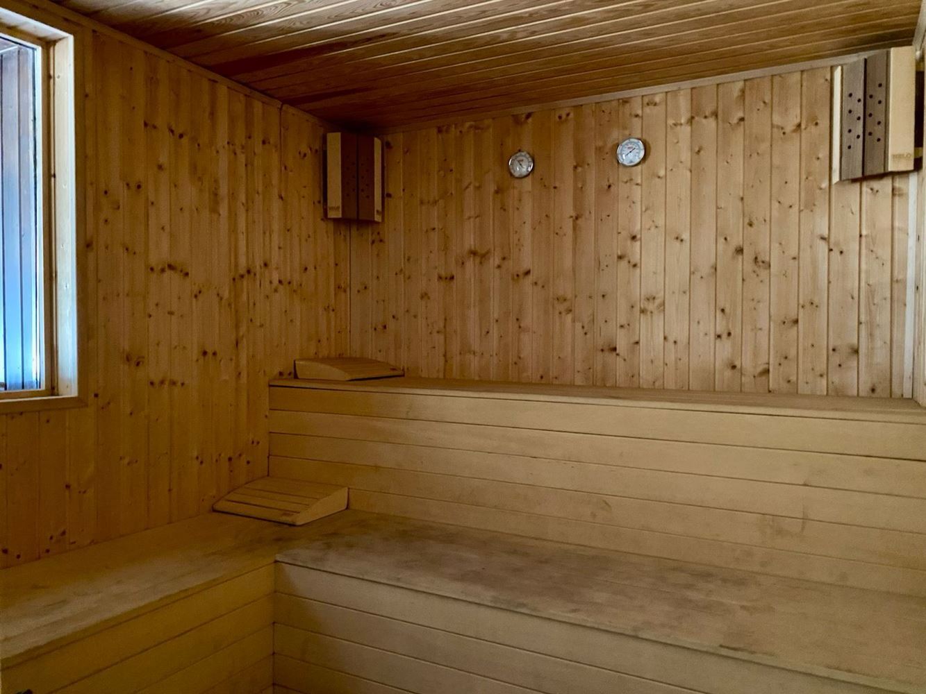 Prostorné plně zařízené studio s výhledem na bazén ve Slunečném pobřeží – komfort, klid a skvělá investice