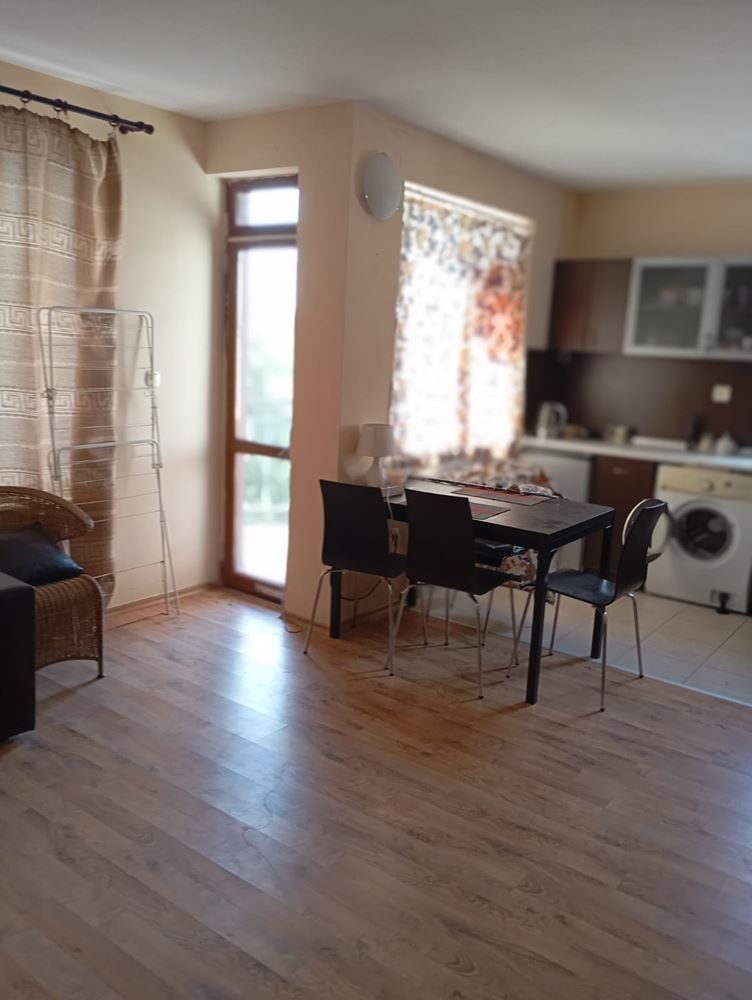 Plně zařízený dvoupokojový apartmán 200 m od pláže v Ravdě – klid, zeleň a komfort v menším komplexu