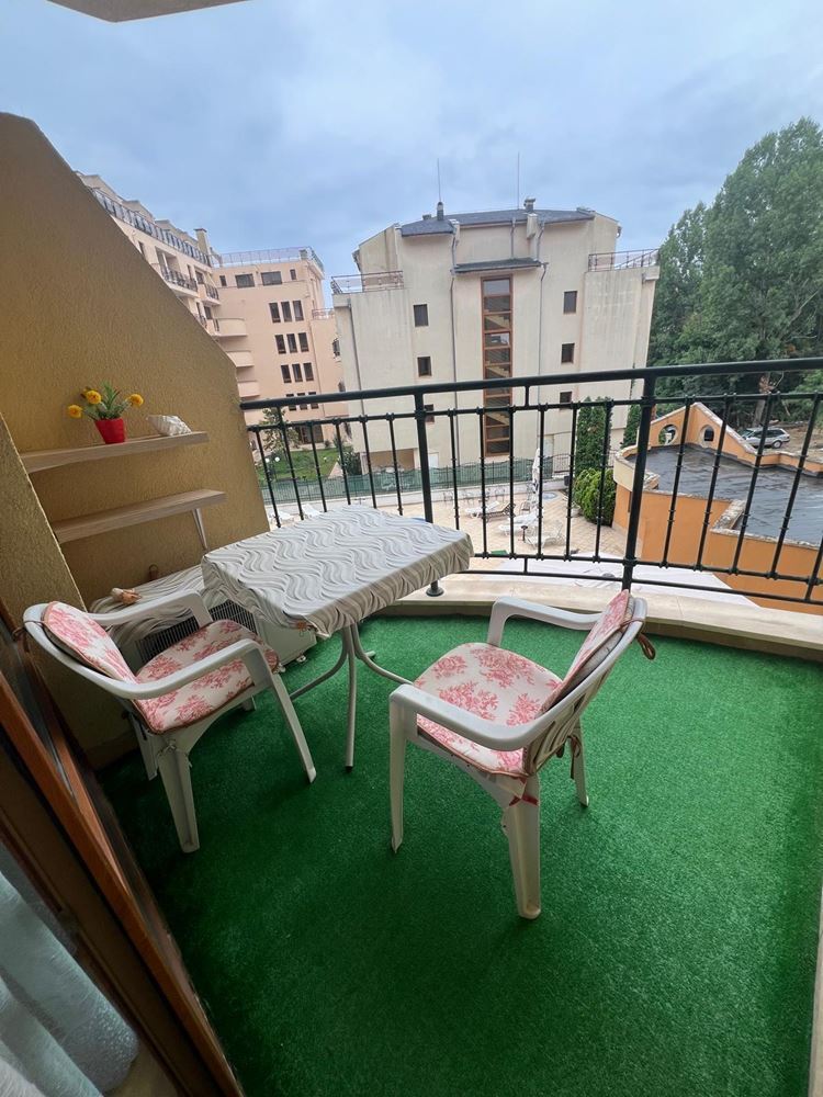 Prostorný apartmán s jednou ložnicí 5 minut od pláže v Slunečném pobřeží – zařízený a připravený k nastěhování