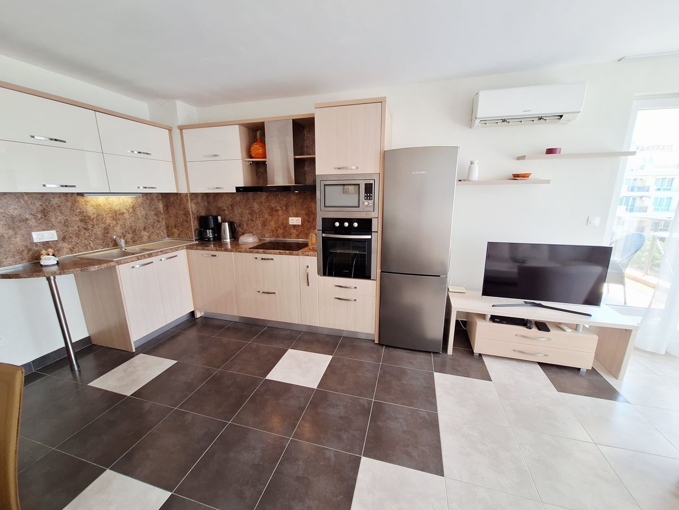 Prostorný apartmán se dvěma ložnicemi a parkovacím místem 200 metrů od moře ve Sveti Vlas